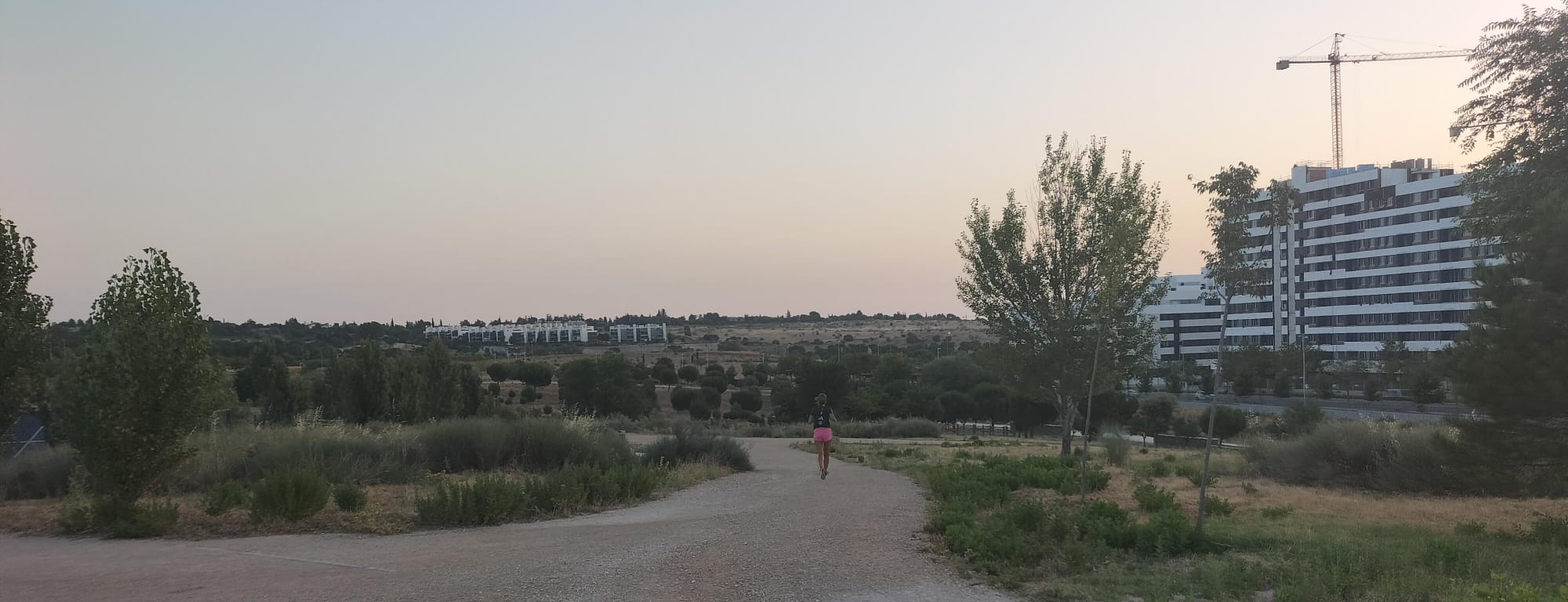 Una joven sale a correr por la mañana, temprano, para evitar las altas temperaturas de Madrid.
