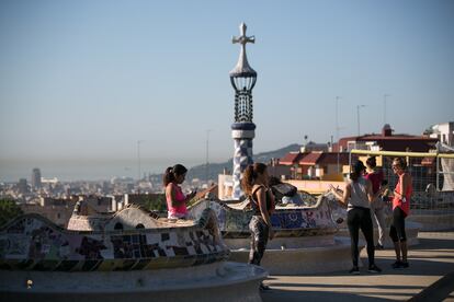 Barceloneses disfrutan del Park Güell en una de las fases de desconfinamiento.