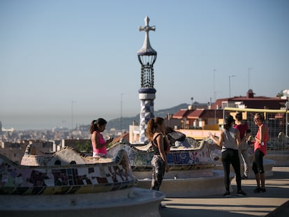 Barceloneses disfrutan del Park Güell en una de las fases de desconfinamiento.