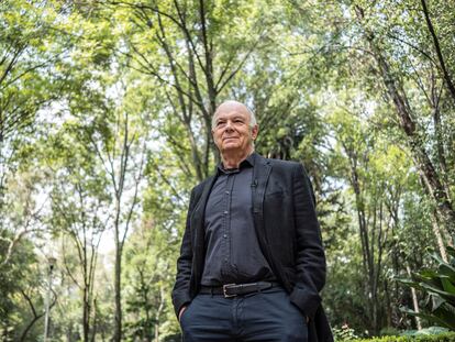 El escritor Enrique Krauze posa para una fotografía en el Parque México en la Colonia Condesa, en Ciudad de México, el 18 de agosto de 2022.