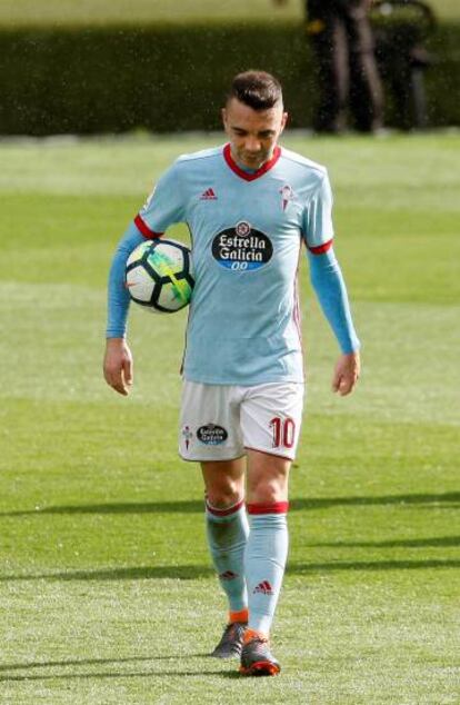 Iago Aspas se retira de Balaídos con el balón bajo el brazo tras su hat-trick al Sevilla.