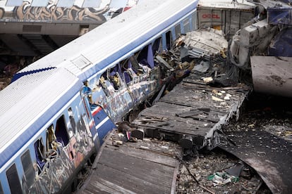 Varios vagones del tren de pasajeros accidentado cerca de la localidad de Larisa, a unos 350 kilómetros al norte de Atenas.