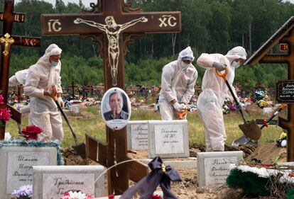 Empleados del servicio funenario ruso entierran a una víctima del coronavirus en el cementerio de Kolpino, a las afueras de San Petersburgo, el pasado junio.