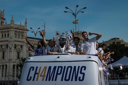 El autobús del Real Madrid, con los ganadores de la Decimocuarta, enfila hacia la Cibeles. 