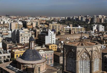 Contaminación en la ciudad de Valencia. En primer plano, la basílica.