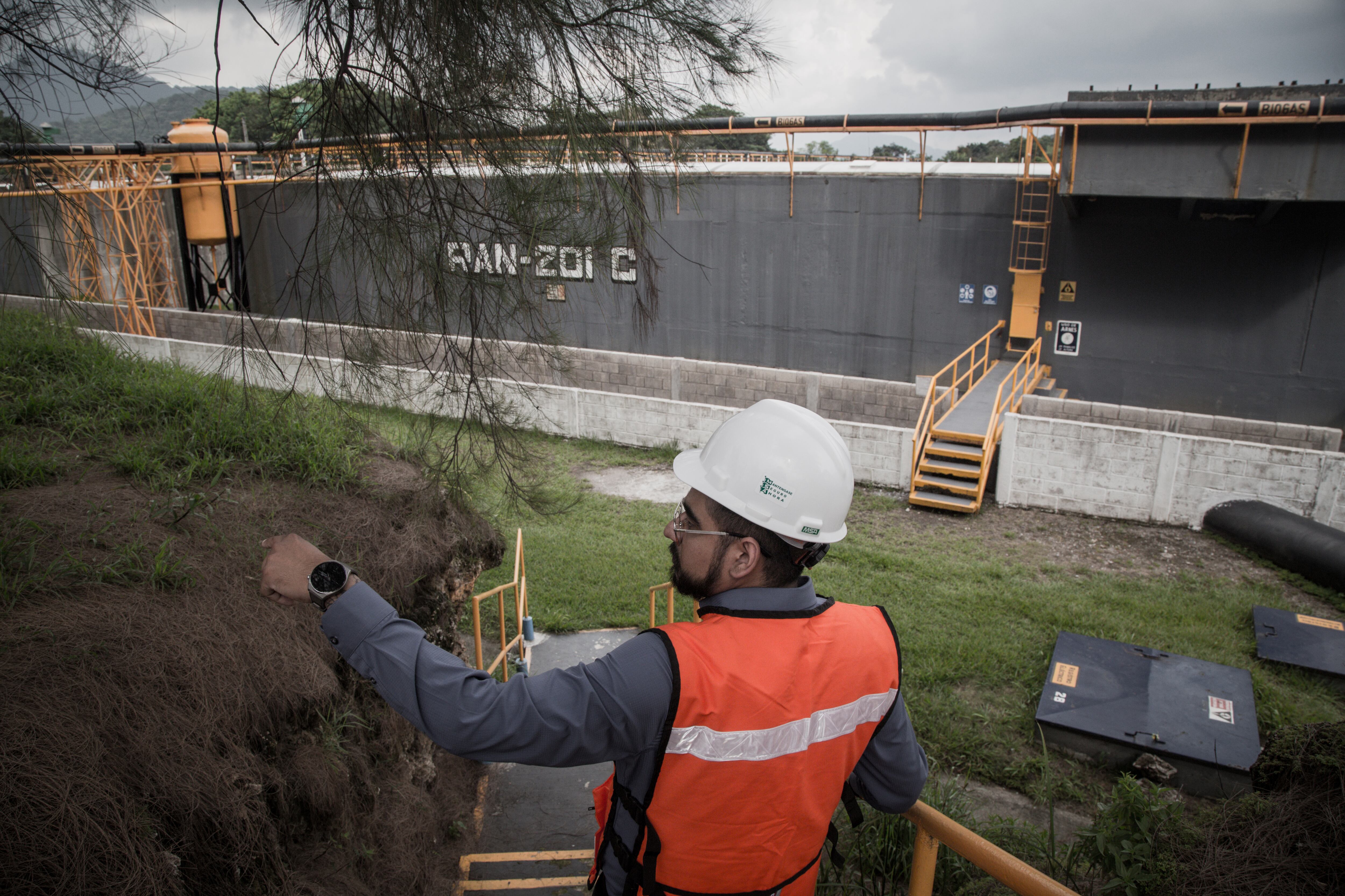 Edgar Carmona recorre las instalaciones.