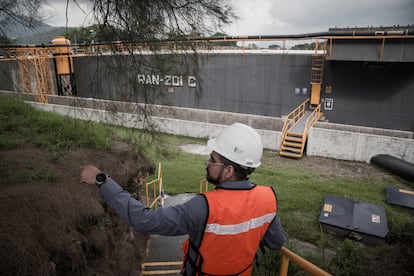 Edgar Carmona tours the facilities.