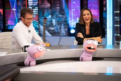 Tamara Falcó, junto a Pablo Motos y las hormigas Trancas y Barrancas, en su primer día como colaboradora de 'El Hormiguero', el 8 de septiembre de 2020.