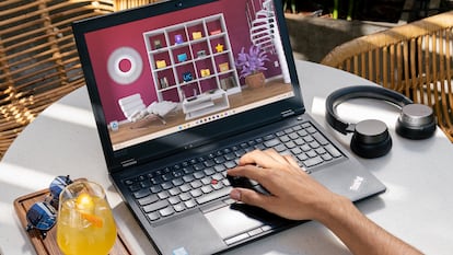 Artículo de EL PAÍS Escaparate que describe los mejores descuentos en portatiles Lenovo para el verano