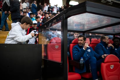 Un joven aficionado se acerca al banquillo para pedir que le firmen la camiseta durante el partido del Rayo contra el Sevilla, celebrado este domingo 19 de febrero. 