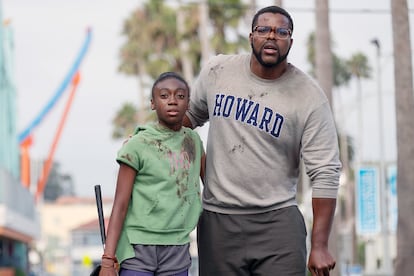 La sudadera gris vestida por el personaje de Gabe (Winston Duke) en el filme goza de un significado muy especial.