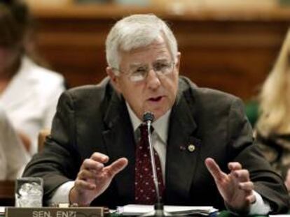 El senador Mike Enzi (imagen), republicano por Wyoming, apuntó que aumentarlo a los 10,10 dólares, lo que supone casi un 40 % de subida, supondría un costo demasiado grande para las empresas.