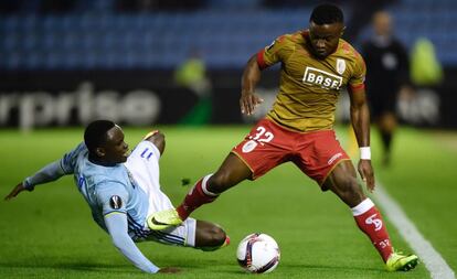 Pione Sisto, del Celta, disputa la pelota a Collins Fay, zaguero del Standard.