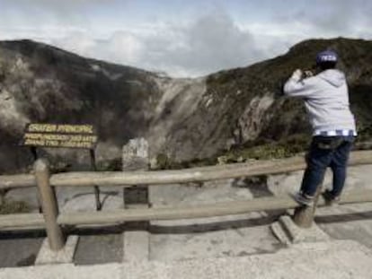 El año pasado, Costa Rica, un país de 4,7 millones de habitantes, recibió a 2,34 millones de turistas que generaron divisas por unos 2.300 millones de dólares. En la imagen el registro de un turista al tomar una fotografía de los cráteres del Volcán Irazú, a 50 kilómetros de San José. EFE/Archivo