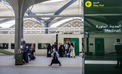 Los viajeros abandonan el tren tras la llegada a Medina.