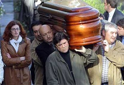 Maite Pagazaurtundua acompaña el féretro de su hermano Joseba en el cementerio donostiarra de Polloe.