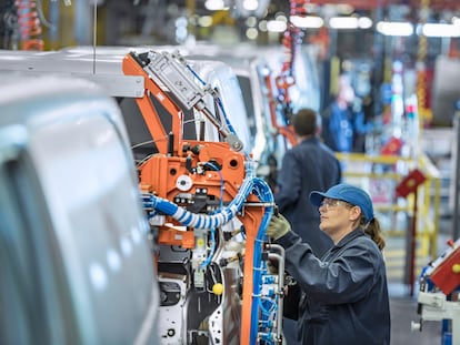 Operaria trabajando en una cadena de montaje