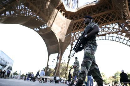 Soldados del Ejército francés patrullan la Torre Eiffel ante el riesgo de ataques terroristas.