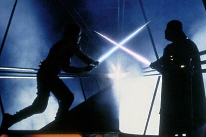 Luke Skywalker y Darth Vader, en su clásica pelea paternofilial.