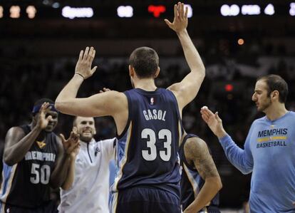 Marc Gasol, felicitado por sus compañeros de equipo tras el partido.