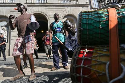 Un grupo de subsaharianos se manifiesta frente al Ayuntamiento de Barcelona