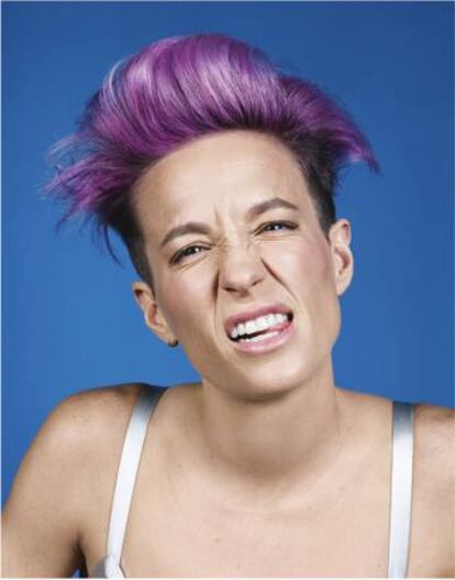 La futbolista Megan Rapinoe, con la lengua fuera y sujetador Loewe.