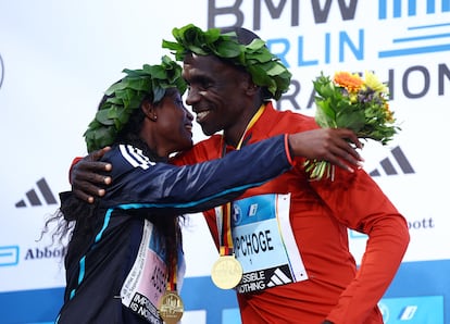 Assefa y Kipchoge en el podio del Maratón del Berlín.