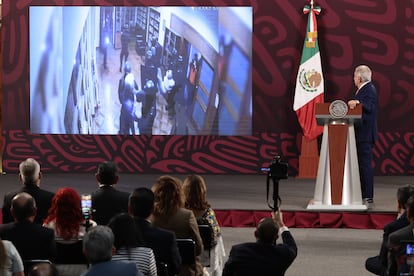 López Obrador observa el video cuando se allanó la embajada de México en Quito durante su conferencia de prensa matutina