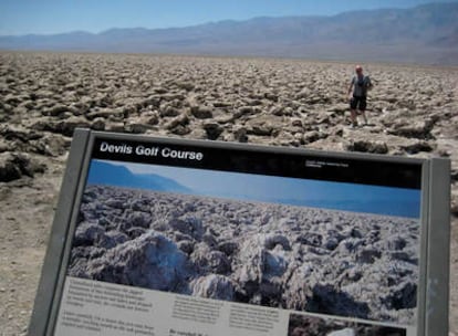 Paseo entre las formaciones de sales cristalizadas que conforman Devil's golf course, en Death Valley