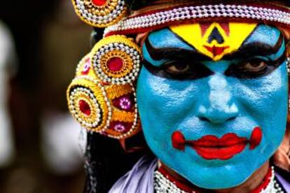 Un artista con la cara maquillada de colores se dispone a ejecutar la danza tradicional Mayilattam.