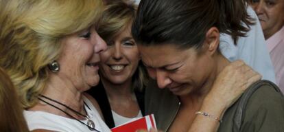 Esperanza Aguirre, abraza a Lucía Figar, consejera de Educación de la Comunidad de Madrid