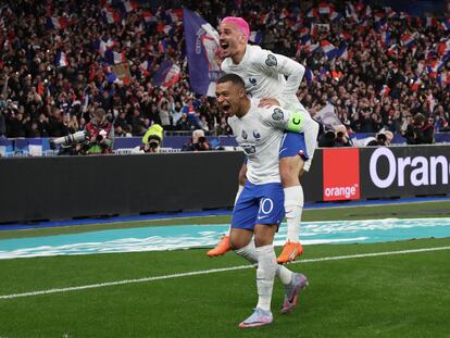 Mbappé y Griezmann celebran el primer gol en el Francia-Países Bajos (4-0), obra del delantero del Atlético.