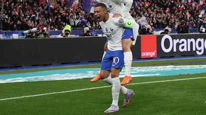 Mbappé y Griezmann celebran el primer gol en el Francia-Países Bajos (4-0), obra del delantero del Atlético.