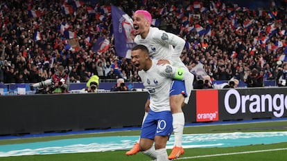 Mbappé y Griezmann celebran el primer gol en el Francia-Países Bajos (4-0), obra del delantero del Atlético.