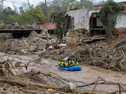 Un equipo de rescate rema entre escombros por el río Swannanoa, en Carolina del Norte, EE UU, el 29 de septiembre de 2024.