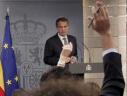 El presidente del Gobierno, José Luis Rodríguez Zapatero, durante la rueda de prensa que ofreció hoy en el Palacio de la Moncloa, tras dos horas y cuarto de reunión con el líder del PP, Mariano Rajoy