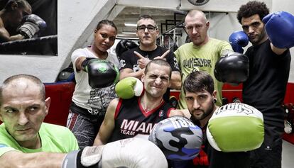 Participantes en el programa de deportes para toxic&oacute;manos, en el gimnasio.