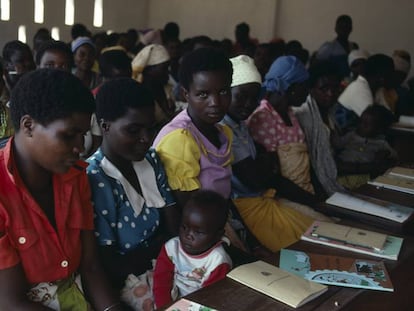 Un grupo de mujeres aprende a leer en un campo de refugiados de Mozambique.