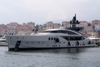 Una vista del yate "Lady M", propiedad del oligarca ruso Alexei Mordashov, atracado en el puerto de Imperia, Italia, el sábado 5 de marzo de 2022. 