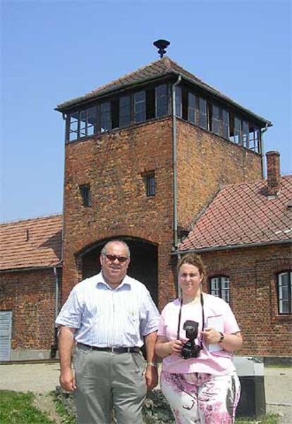 El autor de la carta, con su hija, en Auschwitz-Birkenau.