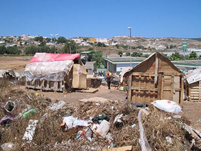 Chabolas de inmigrantes en los alrededores del Centro de Estancia Temporal de Melilla.