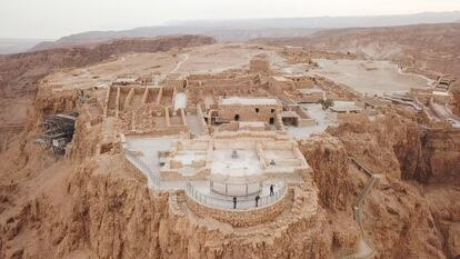 Los romanos acababan de destruir Jerusalén cuando un millar de zelotes judíos se refugiaron en una remota meseta sobre el mar Muerto. Al echar la vista abajo desde este alto baluarte casi se pueden ver los ocho campamentos romanos que lo rodeaban, unidos por un muro de asedio, e imaginar los trágicos y espectaculares sucesos acaecidos aquí a principios del año 73. Cuando por fin los romanos construyeron una rampa y horadaron los muros, solo hallaron un puñado de supervivientes; los demás habían preferido el suicidio a la esclavitud. Masada es, además de un centro arqueológico, un símbolo de resistencia para los israelíes. Hace falta una buena guía y un mapa para entender bien la cima de Masada, y detectar los ocho campamentos militares romanos que la rodeaban y darse cuenta de la difícil tarea que fue este increíble asedio. No es de extrañar que conmemorasen su victoria sobre los rebeldes con un arco de triunfo monumental en el centro de Roma, el arco de Tito, que sirvió luego de modelo al famoso arco de París. El museo de Masada ofrece una excelente introducción a la arqueología y la historia del lugar.