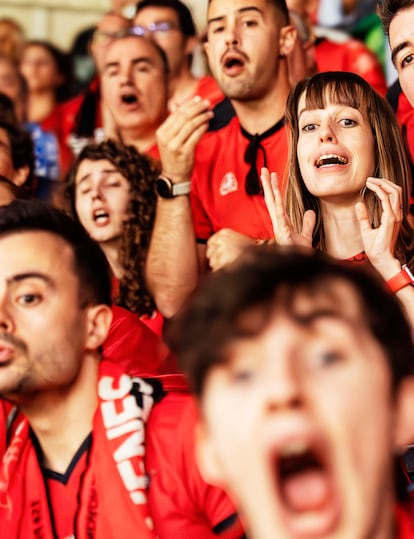 Afición del Mirandés en la grada del estadio Carlos Tartiere durante el partido de ascenso a primera división entre Real Olviedo y Mirandés. Ganó el primero.