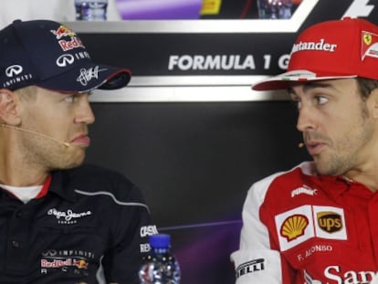 Vettel (l) and Alonso during a press conference.