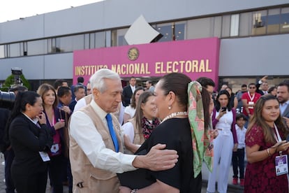Heraldo Muñoz saluda a Guadalupe Taddei frente al Instituto Nacional Electoral, el 2 de junio.