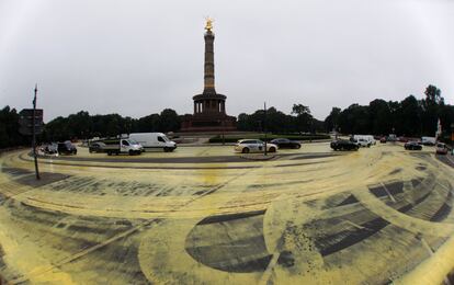 Vista de la plaza Grosser Ster tras ser pintada de amarillo por el colectivo ecologista de Greenpeace en Berlín (Alemania), el 26 de junio de 2018.