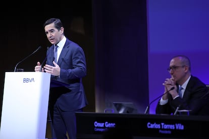Carlos Torres, presidente del BBVA y el CEO, Onur Genç, en la sede de la entidad durante la presentación de resultados del banco. 