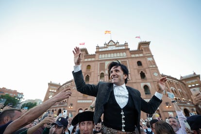 Diego Ventura, a hombros por la Puerta Grande de Las Ventas.