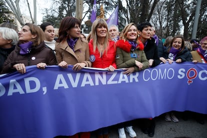 Desde la izquierda, la vicepresidenta tercera y ministra para la Transición Ecológica, Teresa Ribera; la ministra de Igualdad, Ana Redondo; la esposa de Pedro Sánchez, Begoña Gómez; el ministro del Interior, Fernando Grande-Marlaska; la ministra de Educación, Formación Profesional y Deportes y portavoz del Gobierno, Pilar Alegría, y la ministra de Inclusión, Seguridad Social y Migraciones, Elma Saiz, este 8M en la manifestación transinclusiva de Madrid.