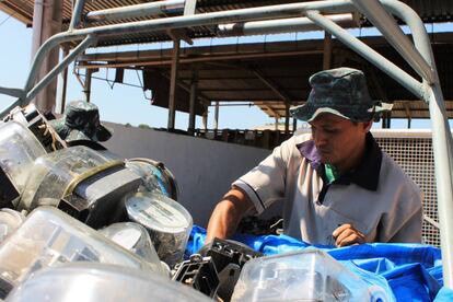 Trabajadores de una compa&ntilde;&iacute;a de reciclaje procesan medidores obsoletos.
 